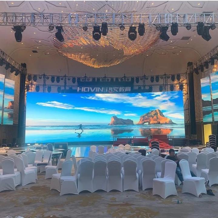 Progettazione della struttura a traliccio per l'illuminazione delle sale conferenze interne